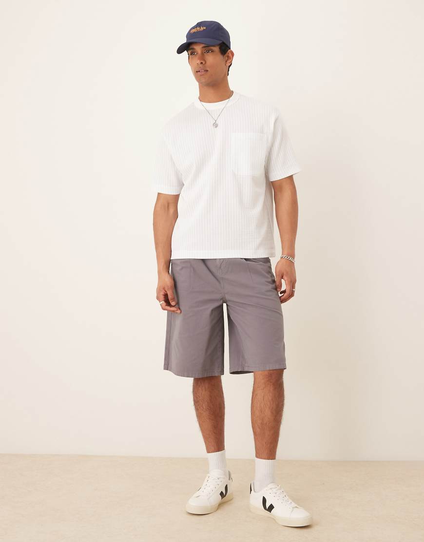 ASOS DESIGN - Lange Shorts in Grau mit Bundfalten von ASOS DESIGN