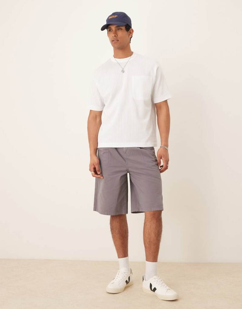 ASOS DESIGN - Lange Shorts in Grau mit Bundfalten von ASOS DESIGN