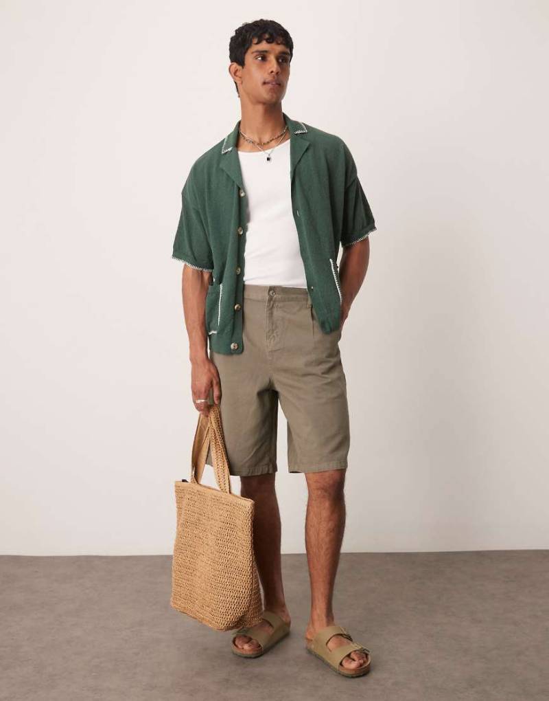 ASOS DESIGN - Lange Shorts in Khaki mit Bundfalten-Grau von ASOS DESIGN