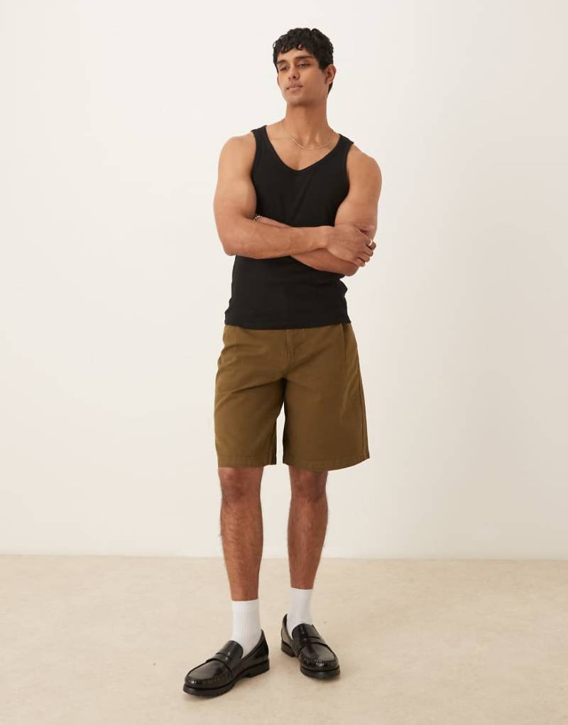 ASOS DESIGN - Lange Shorts in Khaki mit Bundfalten-Grün von ASOS DESIGN