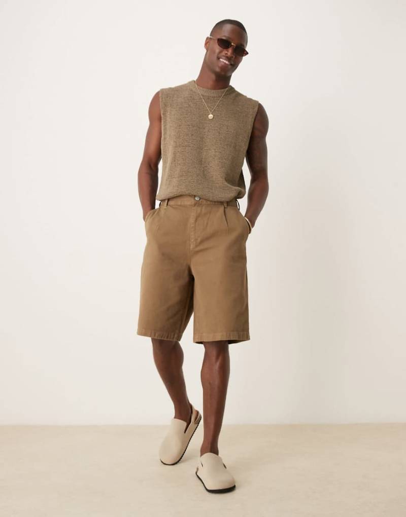 ASOS DESIGN - Lange Shorts in Hellbraun mit Bundfalten und doppelten Abnähern-Grau von ASOS DESIGN