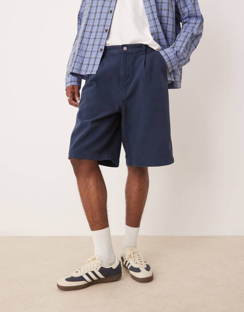 ASOS DESIGN - Lange Shorts in Marineblau mit Bundfalten von ASOS DESIGN