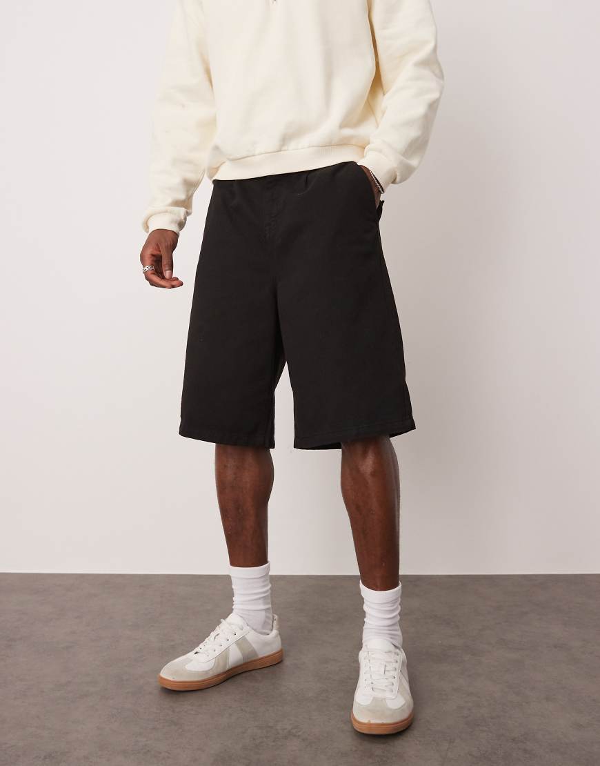 ASOS DESIGN - Lange Shorts in Schwarz mit Bundfalten von ASOS DESIGN