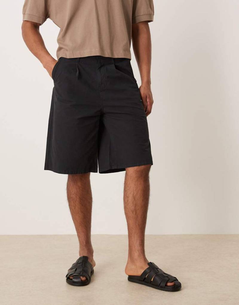 ASOS DESIGN - Lange Shorts in Schwarz mit Bundfalten von ASOS DESIGN