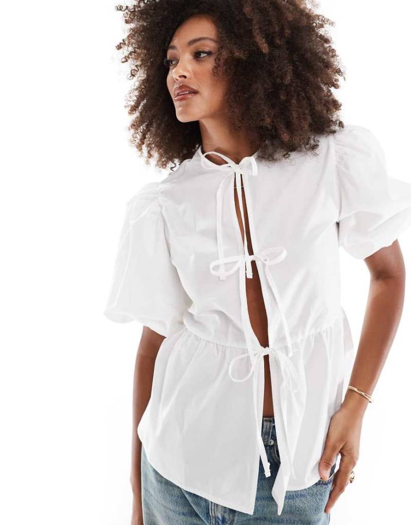 ASOS DESIGN - Lange Popeline-Bluse in Weiß mit gebundener Vorderseite von ASOS DESIGN