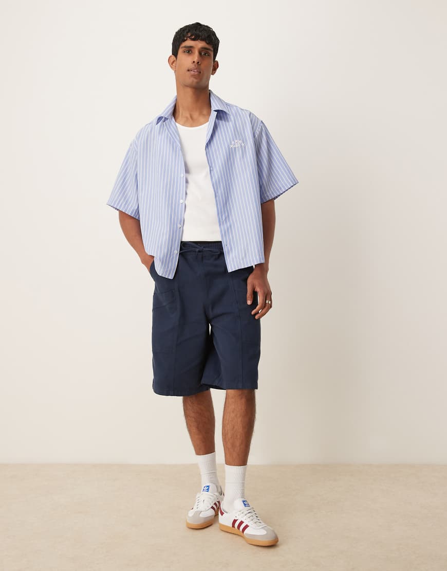 ASOS DESIGN - Lange Cargo-Shorts in Marineblau mit elastischem Bund ASOS DESIGN - Lange Cargo-Shorts in Marineblau mit elastischem Bund von ASOS DESIGN