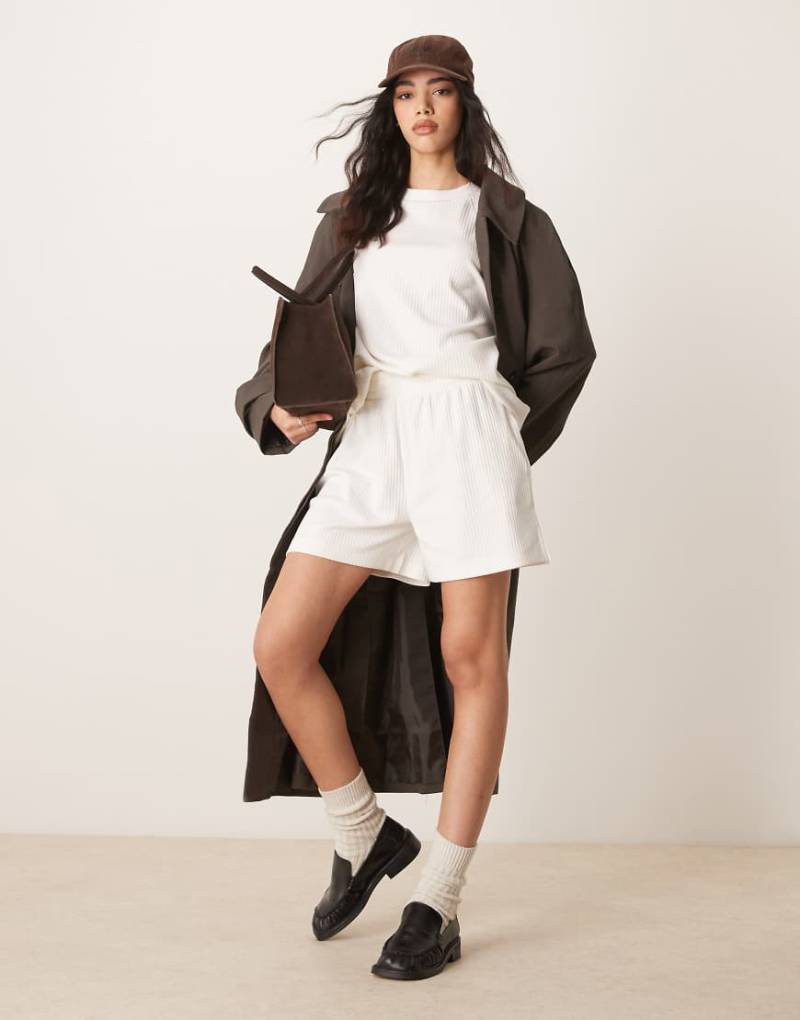 ASOS DESIGN - Lange Shorts aus schwerem Stoff mit breiter Rippung in Creme, Kombiteil-Weiß von ASOS DESIGN