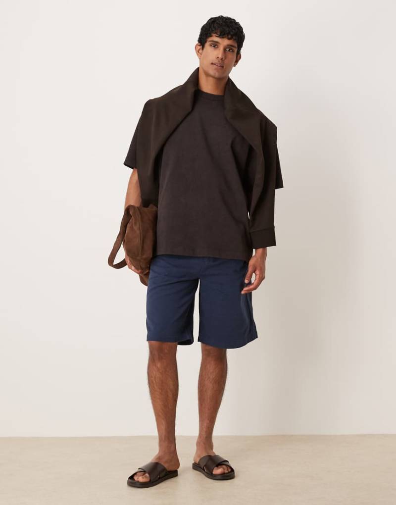 ASOS DESIGN - Lange Shorts in Marineblau mit Bundfalten von ASOS DESIGN