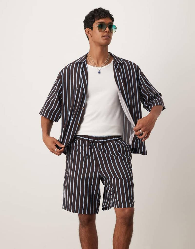 ASOS DESIGN - Lange Shorts in gestreiftem Braun, Kombiteil von ASOS DESIGN