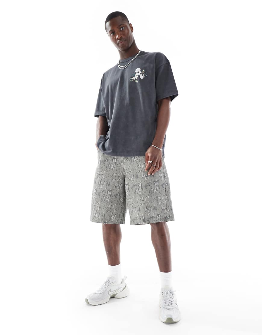 ASOS DESIGN - Lange Shorts mit Military-Muster-Bunt von ASOS DESIGN