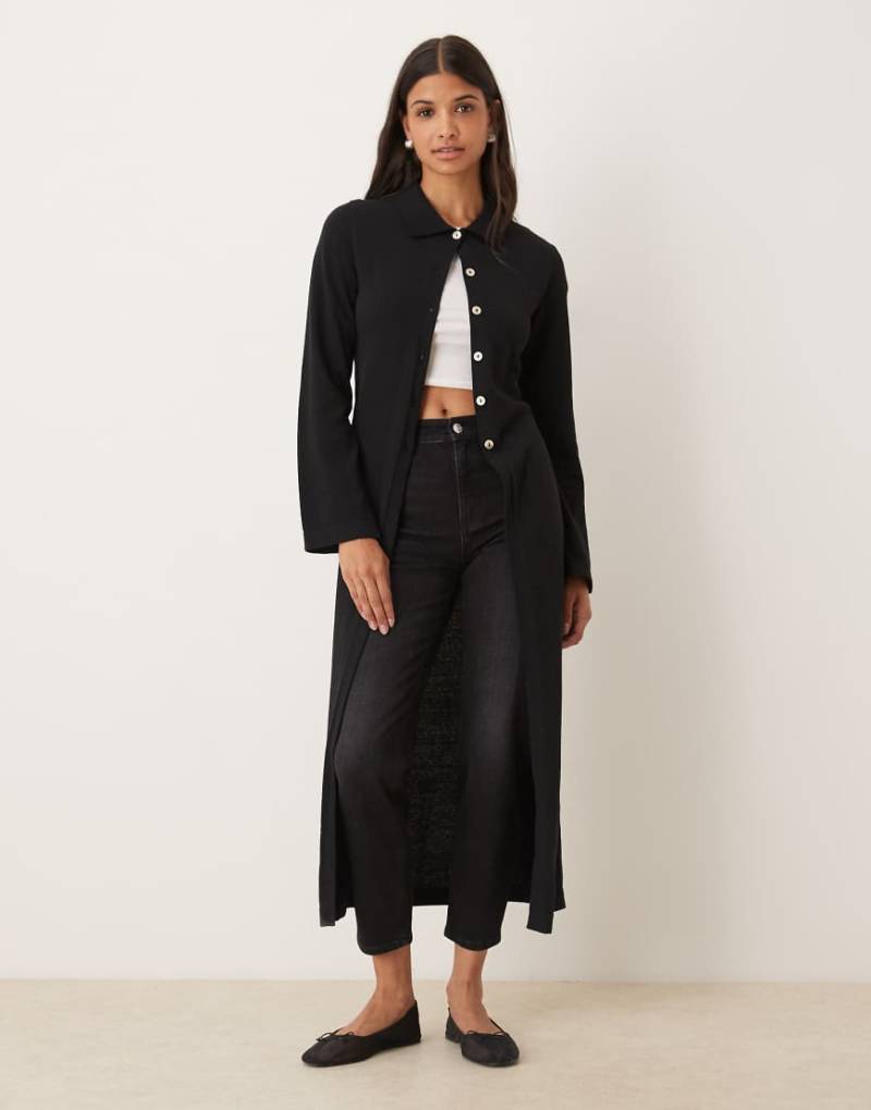 ASOS DESIGN - Lange Strickjacke in Schwarz mit Trompetenärmeln von ASOS DESIGN