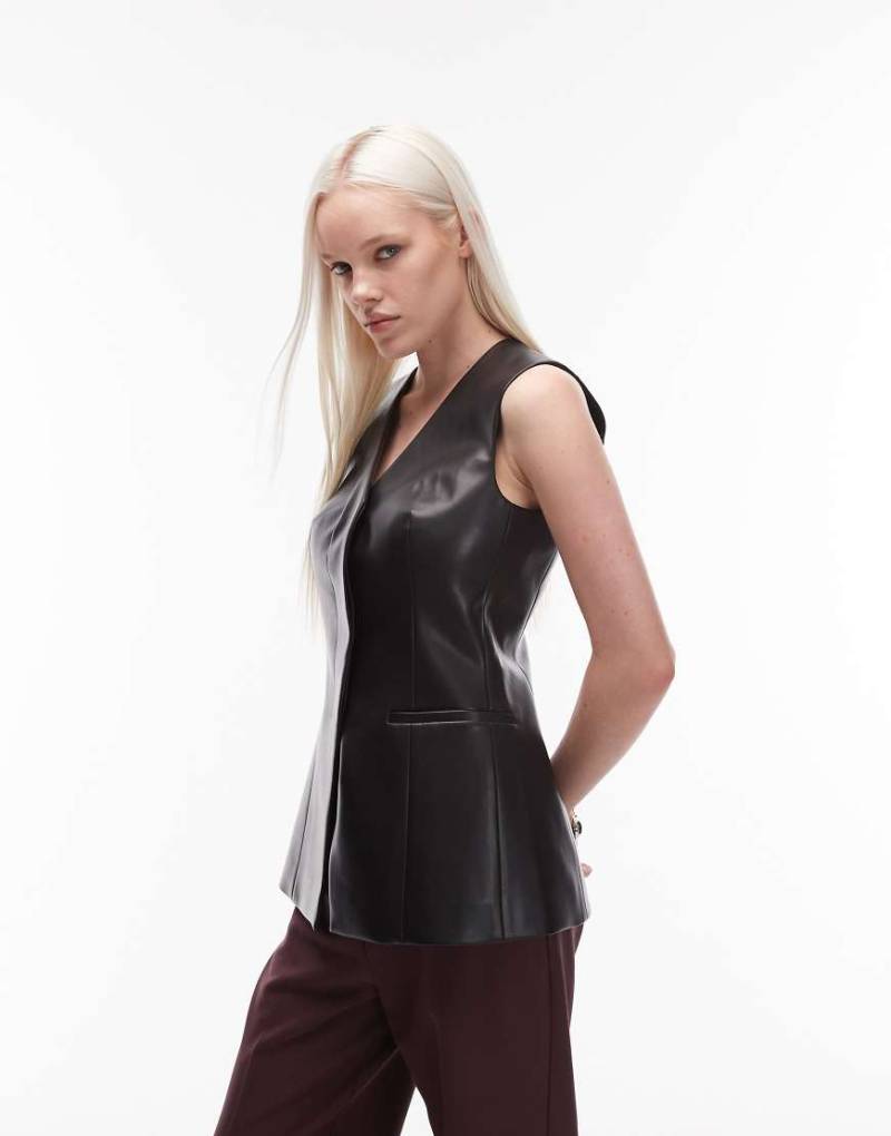 ASOS DESIGN - Lange Weste aus Kunstleder in Schwarz von ASOS DESIGN