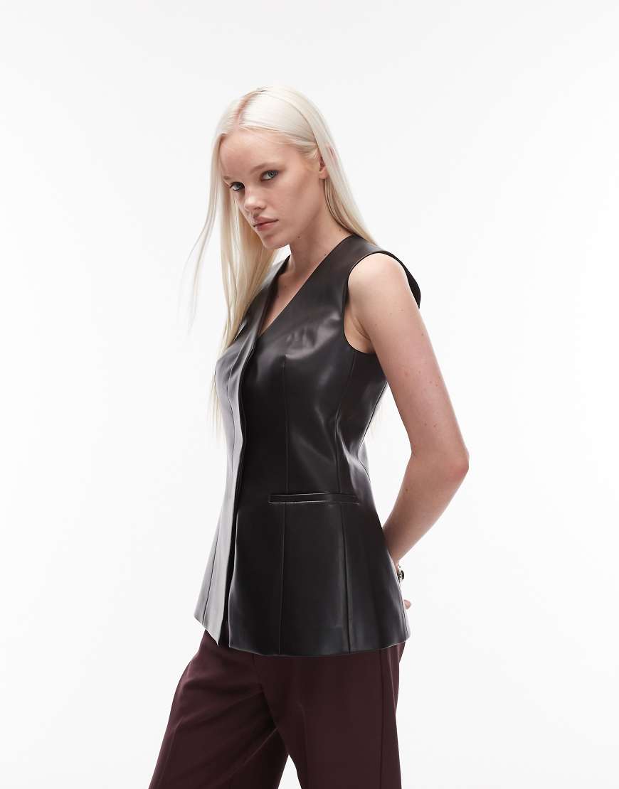 ASOS DESIGN - Lange Weste aus Kunstleder in Schwarz von ASOS DESIGN