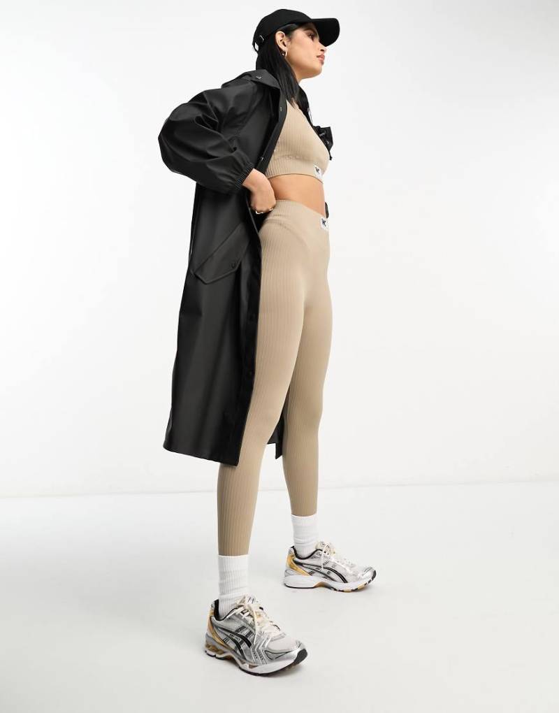 ASOS DESIGN - Langer, gummierter Regenparka in Schwarz ASOS DESIGN - Langer, gummierter Regenparka in Schwarz von ASOS DESIGN