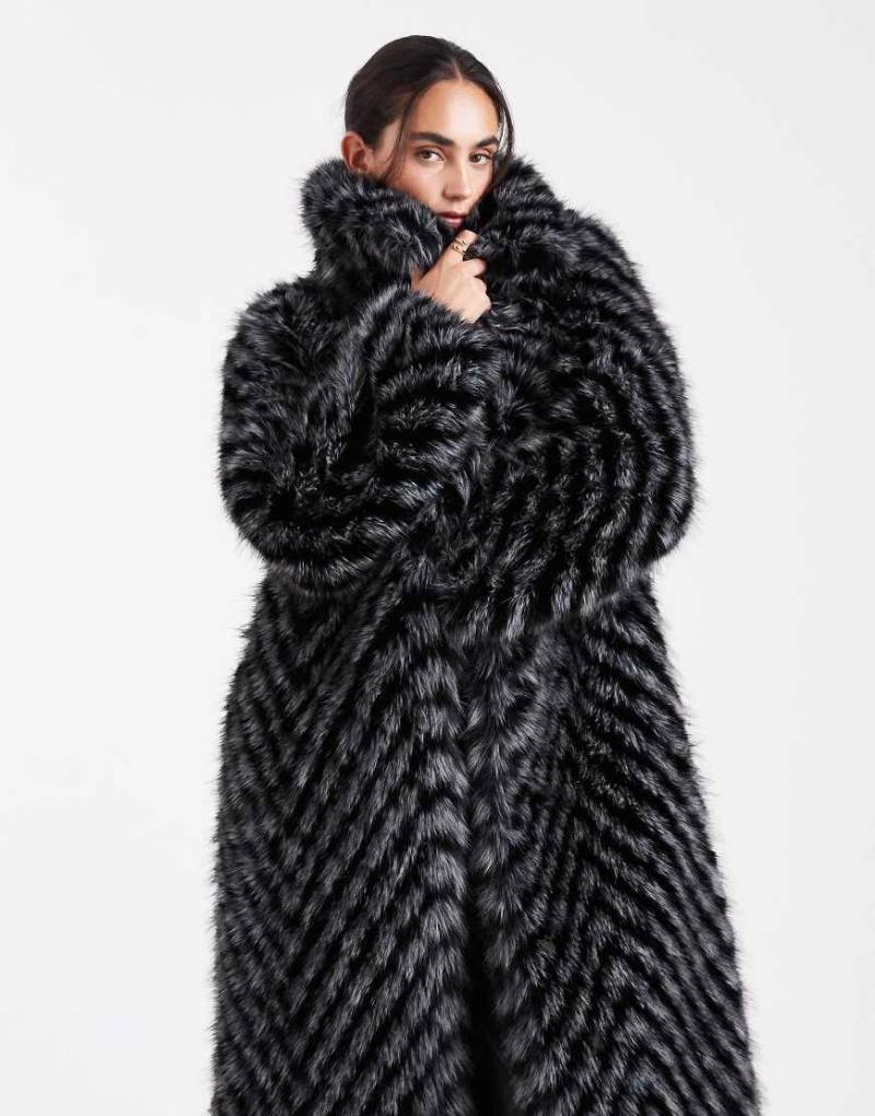 ASOS DESIGN - Langer Car Coat aus Kunstpelz in Grau mit Chevron-Streifen-Bunt von ASOS DESIGN