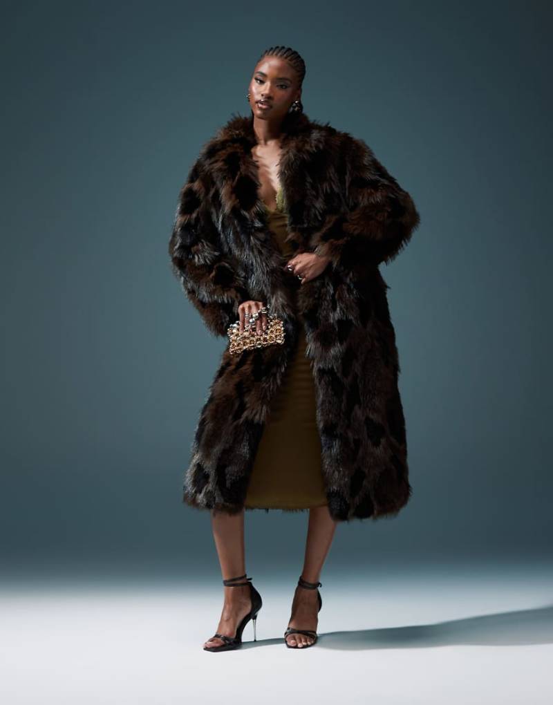 ASOS DESIGN - Langer Kunstpelzmantel in Braun mit Flicken-Struktur von ASOS DESIGN