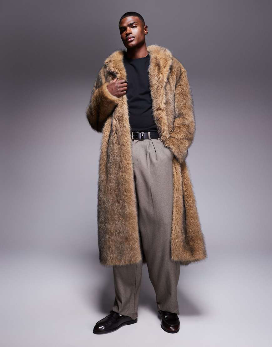 ASOS DESIGN - Langer Oversize-Mantel aus Kunstpelz in Braun-Brown von ASOS DESIGN