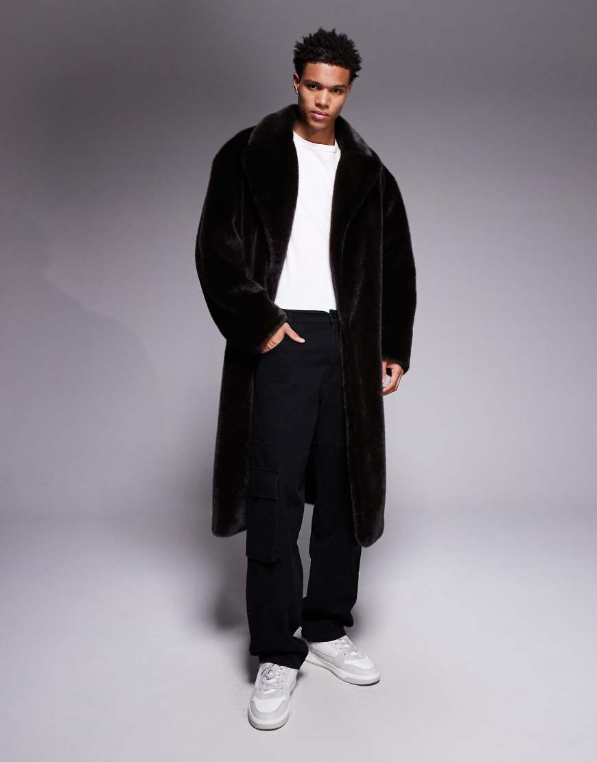 ASOS DESIGN - Langer Oversize-Mantel aus Kunstpelz in Braun-Brown von ASOS DESIGN