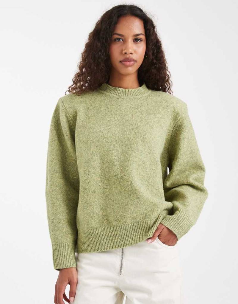 ASOS DESIGN - Langer Pullover in Salbeigrün mit überschnittener Schulterpartie und Schulterpolstern von ASOS DESIGN