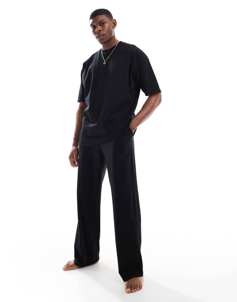 ASOS DESIGN - Langer Pyjama in Schwarz von ASOS DESIGN