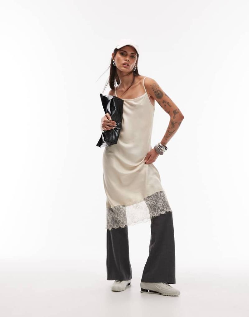 ASOS DESIGN - Langes Camisole-Schlupfkleid in Creme mit Spitzenbesatz-Weiß von ASOS DESIGN