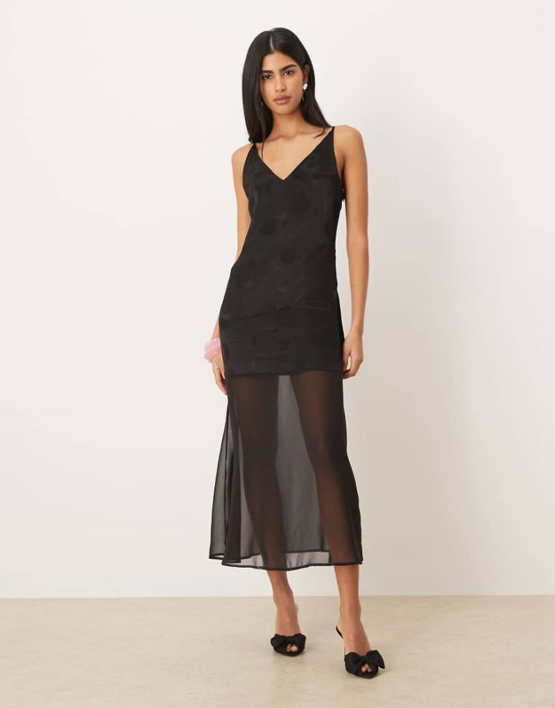 ASOS DESIGN - Langes Satin-Trägerkleid mit V-Ausschnitt und transparentem Rock-Bunt von ASOS DESIGN