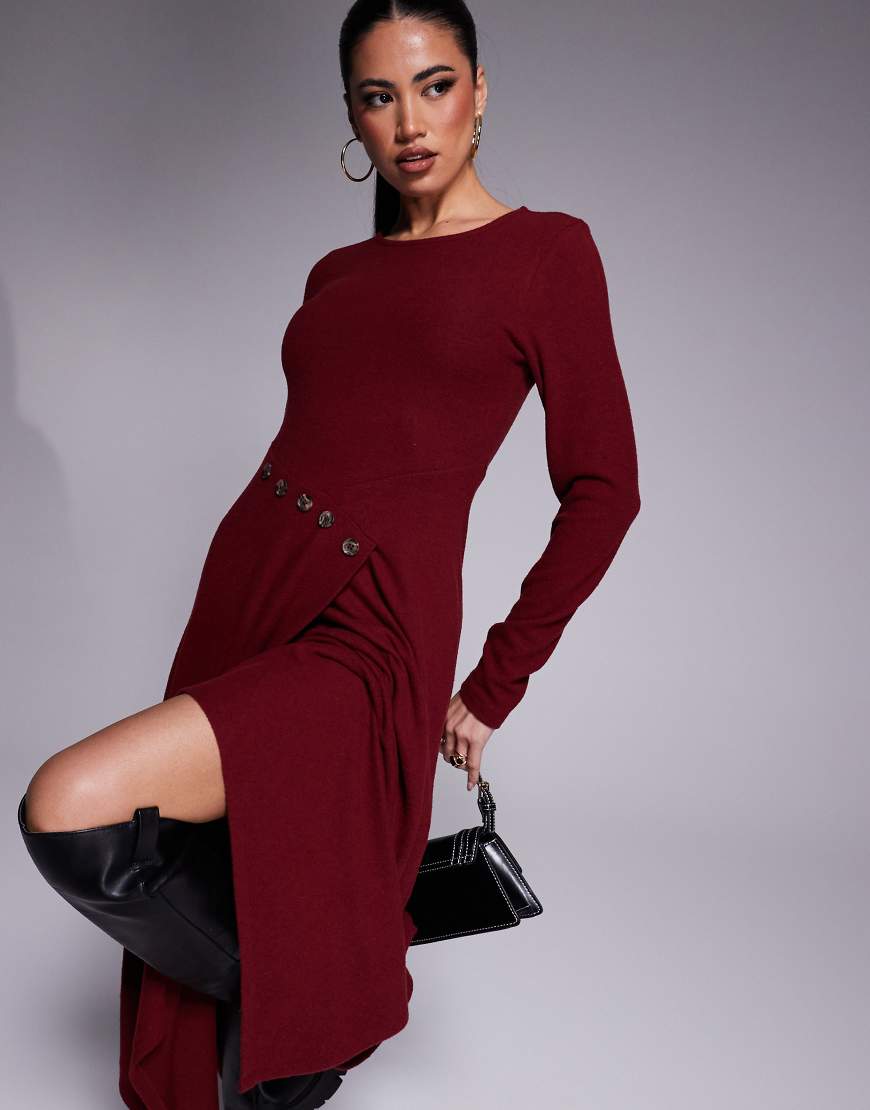 ASOS DESIGN - Langes Wickelkleid in Burgunderrot mit asymmetrischer Knopfleiste von ASOS DESIGN
