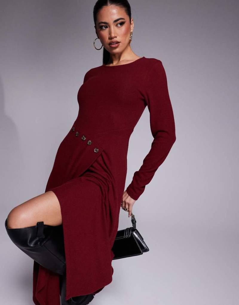 ASOS DESIGN - Langes Wickelkleid in Burgunderrot mit asymmetrischer Knopfleiste von ASOS DESIGN