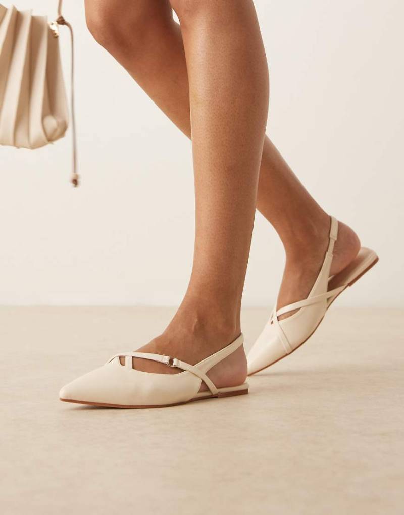 ASOS DESIGN - Lantern - Flache spitze Fersenriemchen-Pantoletten in Wollweiß mit Riemchen von ASOS DESIGN