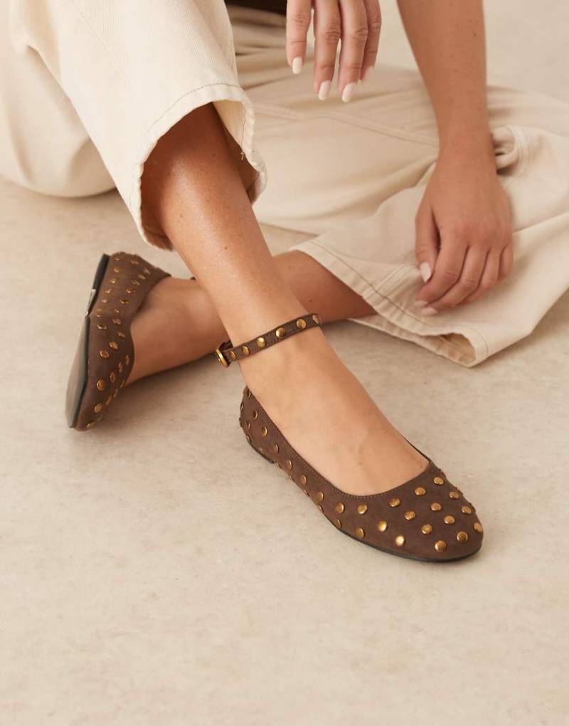 ASOS DESIGN - Lara - Ballerinas aus braunem Wildlederimitat mit runder Zehenpartie und Nieten-Brown von ASOS DESIGN