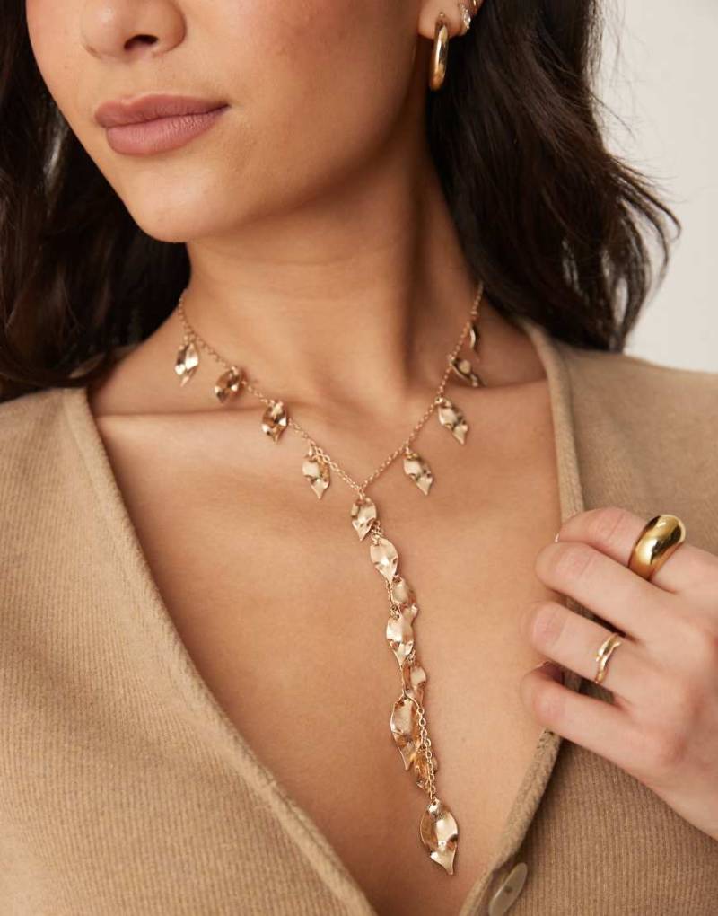 ASOS DESIGN - Lariat-Halskette in Used-Gold-Optik mit Blattdetail-Goldfarben von ASOS DESIGN