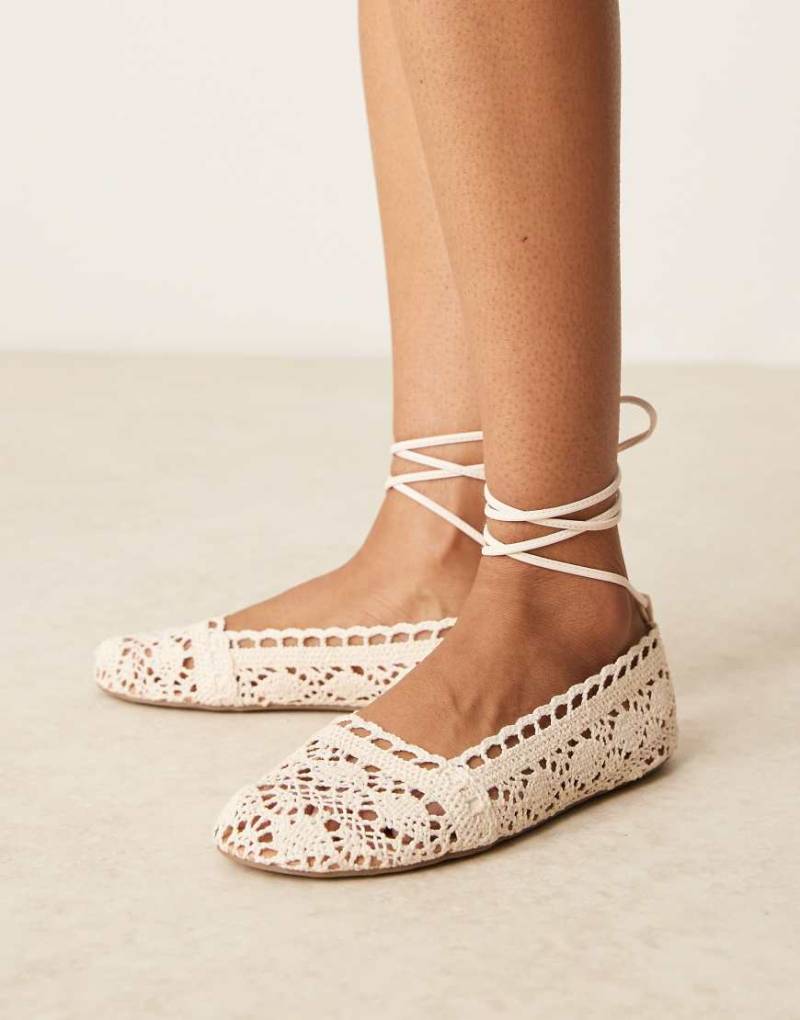 ASOS DESIGN - Larissa - Gehäkelte Ballerinas in Naturton mit Knöchelschnürung-Weiß von ASOS DESIGN