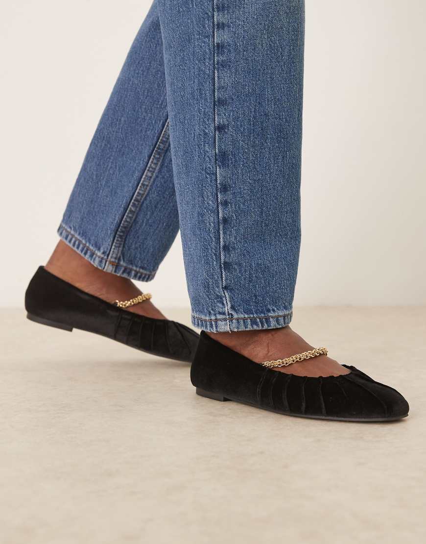 ASOS DESIGN - Lark - Mary-Jane-Ballerinas aus Samt in Schwarz mit Kettendesign von ASOS DESIGN