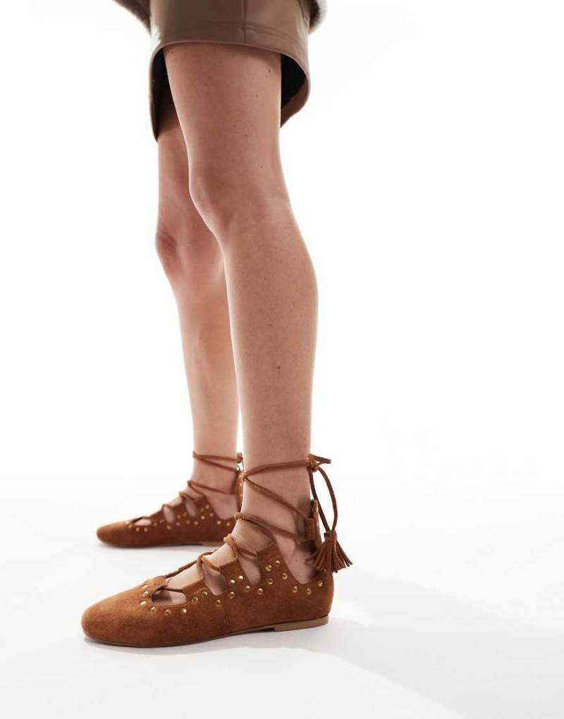 ASOS DESIGN - Lasso - Boho-Ballerinas aus Wildleder in Hellbraun mit Ghillie-Schnürung von ASOS DESIGN