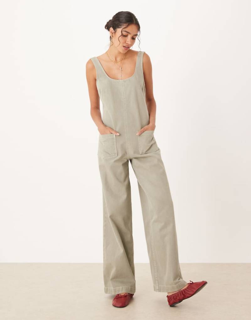 ASOS DESIGN - Latz-Jumpsuit aus Denim in Khaki mit überkreuzter Rückseite-Grün von ASOS DESIGN