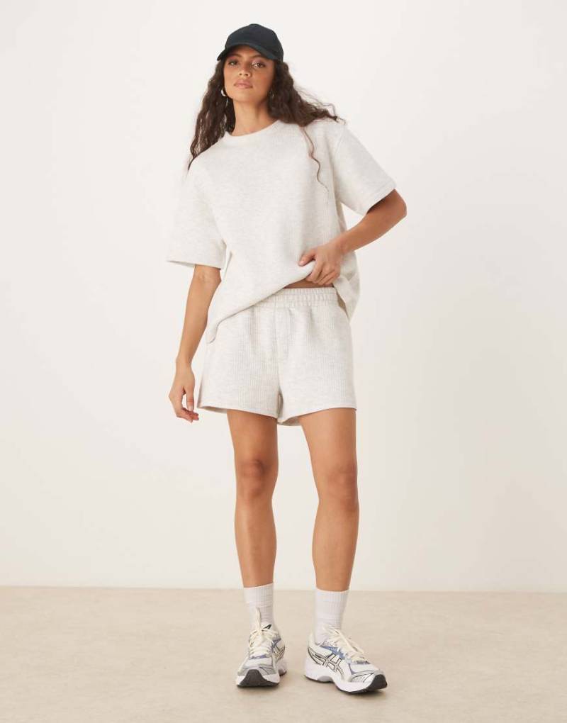 ASOS DESIGN - Laufshorts in grau meliert mit breiter Rippstruktur, Kombiteil von ASOS DESIGN