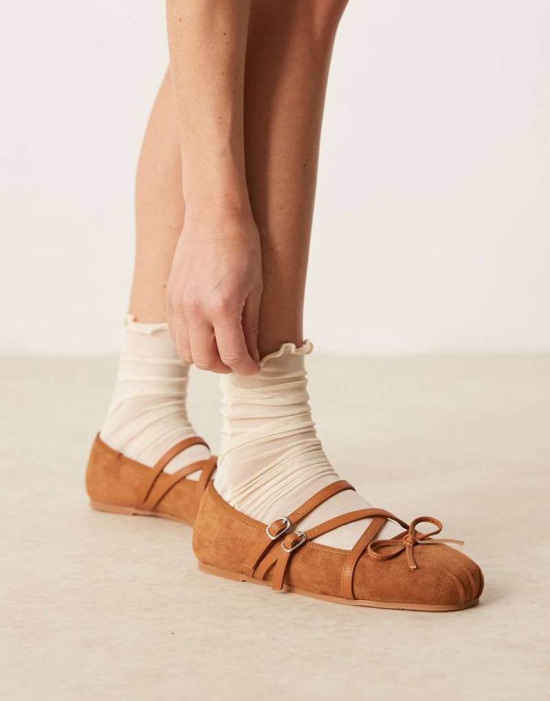ASOS DESIGN - Laurel - Mary-Jane-Ballerinas aus Wildlederimitat in Hellbraun von ASOS DESIGN