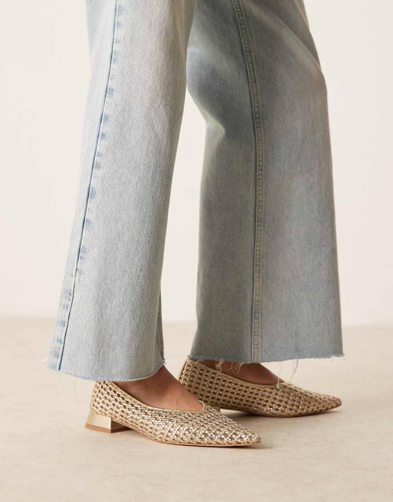 ASOS DESIGN - Lavinia - Webmuster-Ballerinas in Gold mit Absatz-Goldfarben von ASOS DESIGN