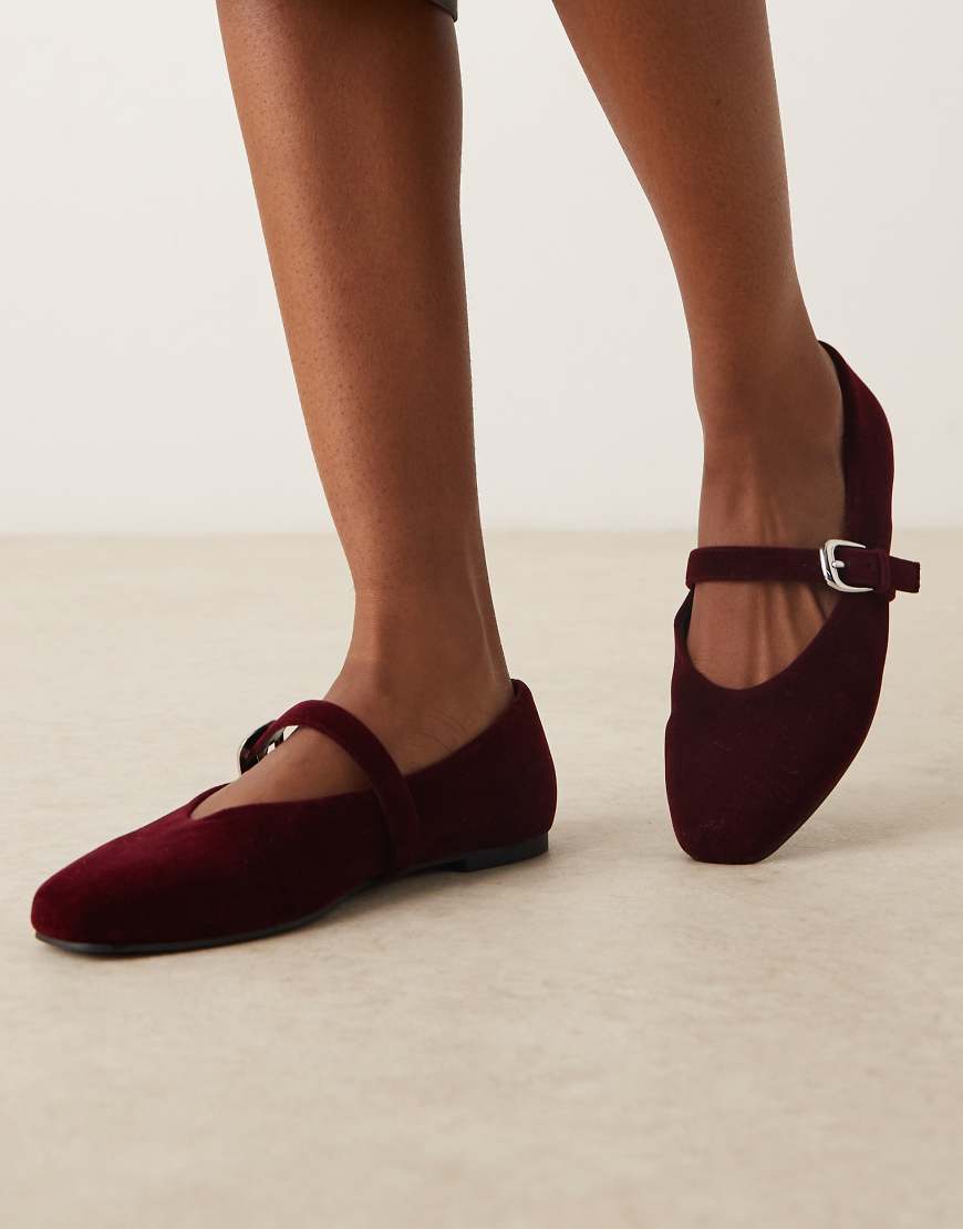 ASOS DESIGN - Leah - Mary-Jane-Ballerinas in Burgunderrot aus Samt von ASOS DESIGN