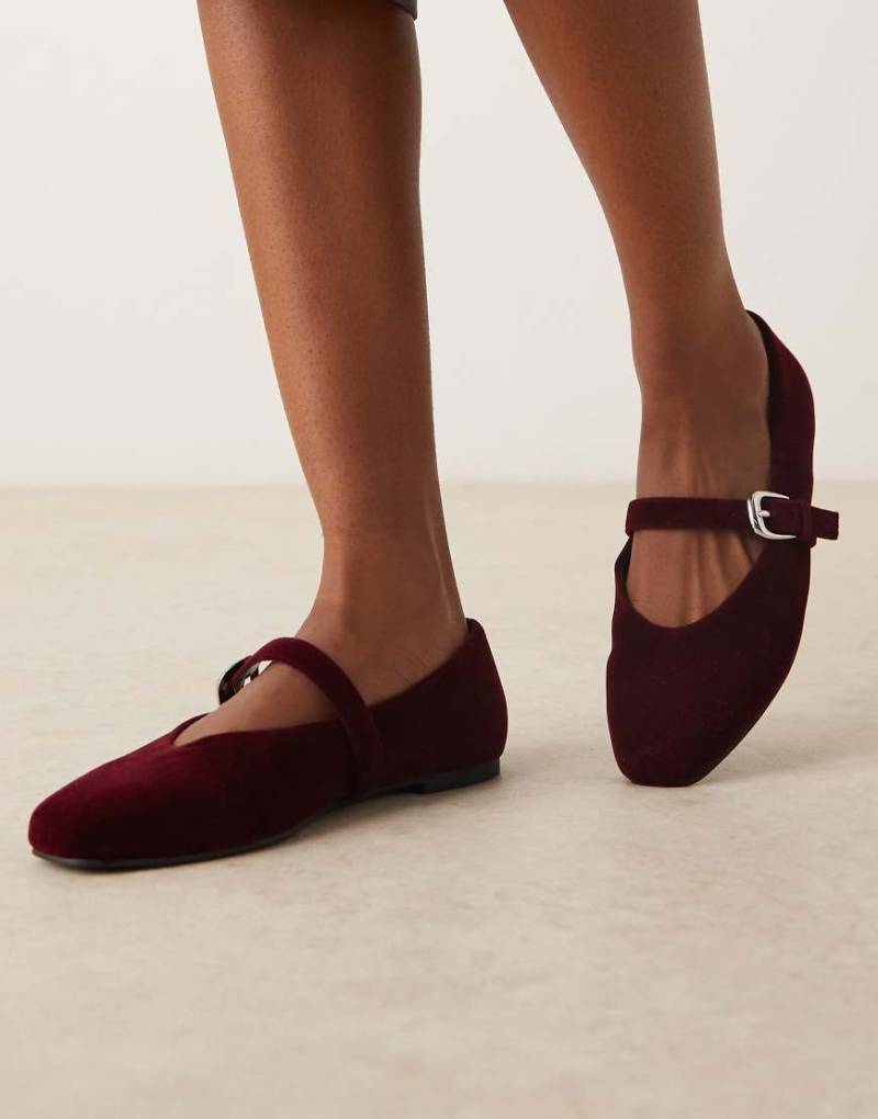 ASOS DESIGN - Leah - Mary-Jane-Ballerinas in Burgunderrot aus Samt von ASOS DESIGN