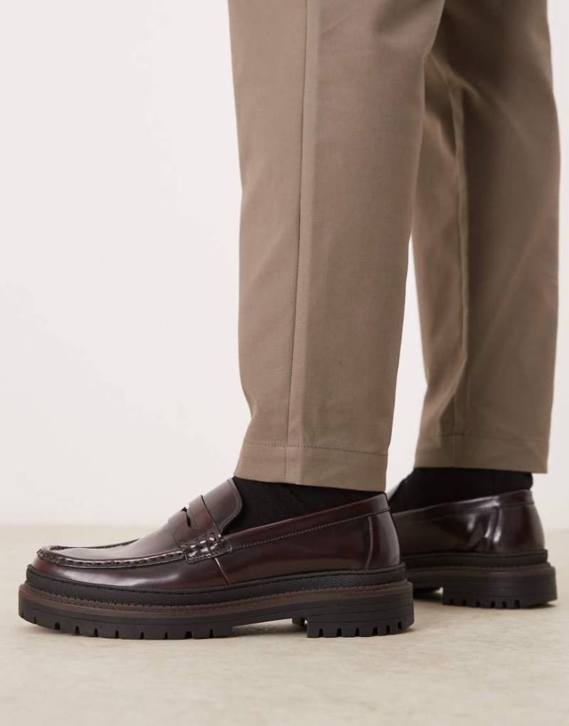 ASOS DESIGN - Leder-Loafer in Burgunderrot mit dicker Sohle von ASOS DESIGN