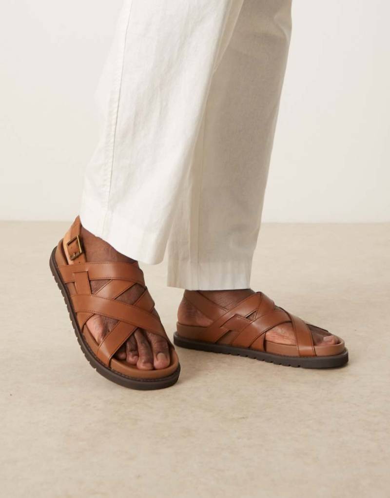 ASOS DESIGN - Leder-Sandalen in Hellbraun mit überkreuzten Riemen von ASOS DESIGN