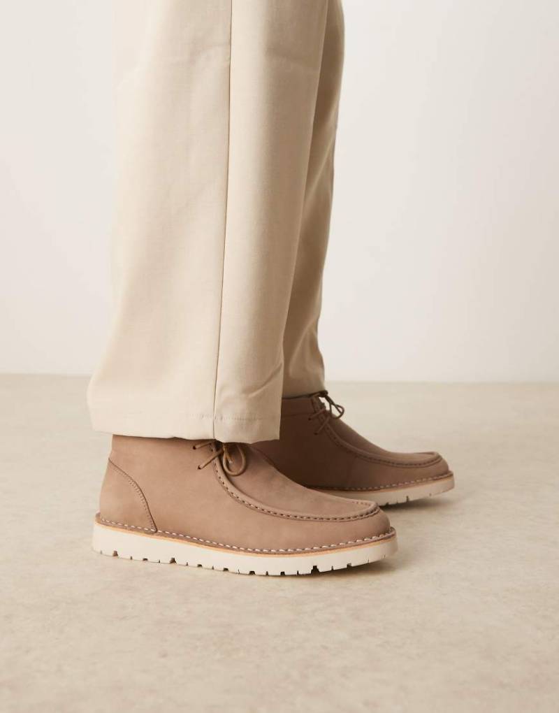 ASOS DESIGN - Schnürstiefel aus Leder in Steinbeige mit Mokassinnaht am Vorderblatt-Neutral von ASOS DESIGN