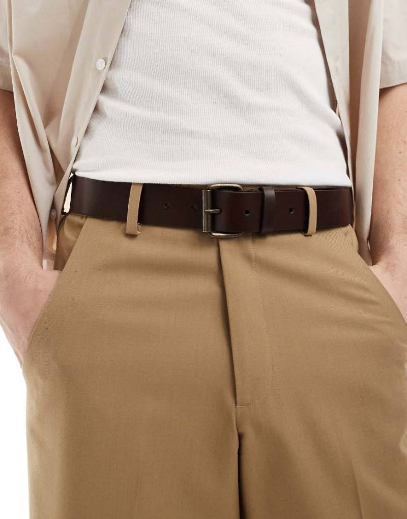 ASOS DESIGN - Ledergürtel in Braun mit Metalldetail in brünierter Goldoptik von ASOS DESIGN