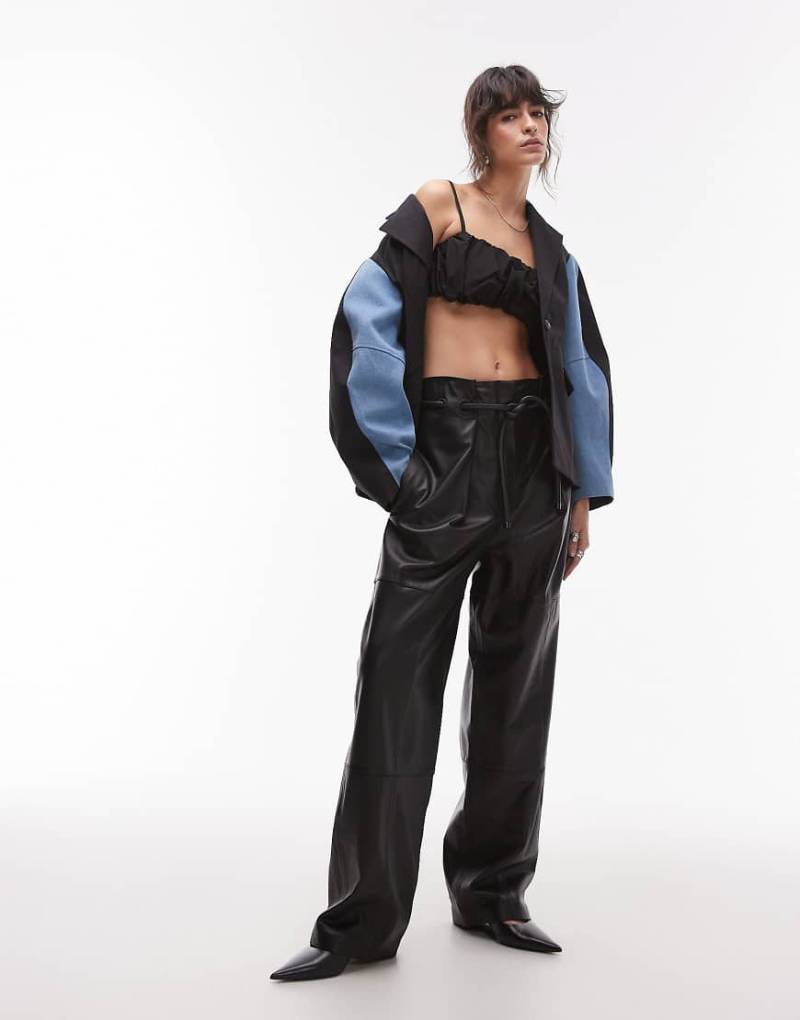 ASOS DESIGN - Lederhose in schwarzer Deconstructed-Optik mit Bindegürtel von ASOS DESIGN