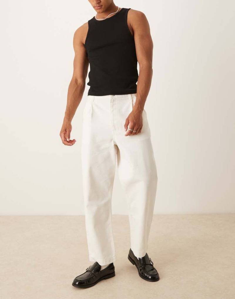 ASOS DESIGN - Legere Karottenjeans in Ecru-Weiß von ASOS DESIGN