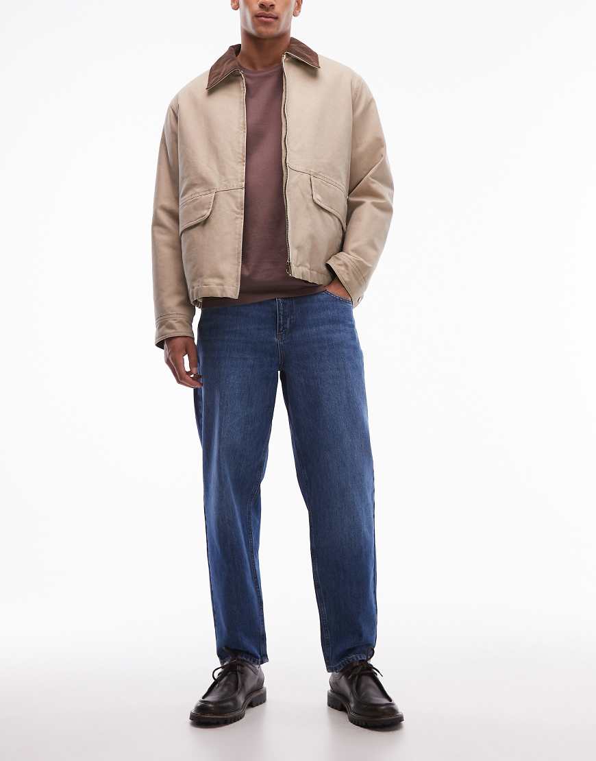 ASOS DESIGN - Legere Karottenjeans in verwaschenem Dunkelblau von ASOS DESIGN