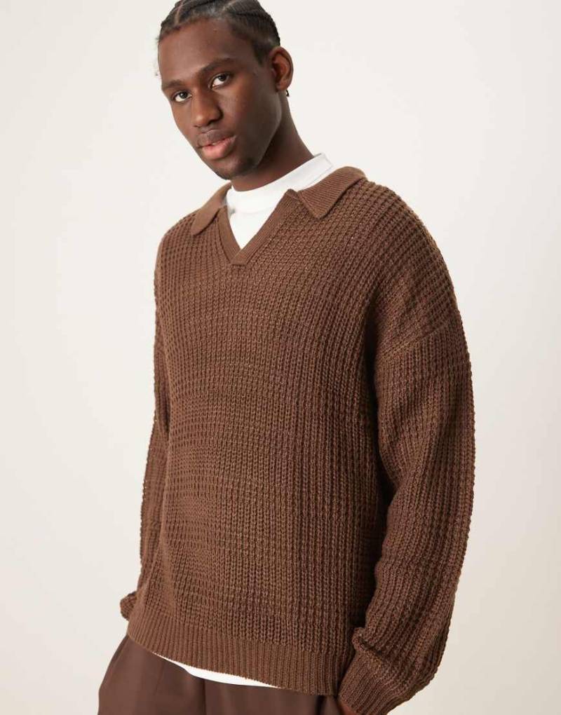 ASOS DESIGN - Locker geschnittener Pullover aus strukturiertem Strick in Braun mit Polokragen und eingekerbtem Ausschnitt von ASOS DESIGN