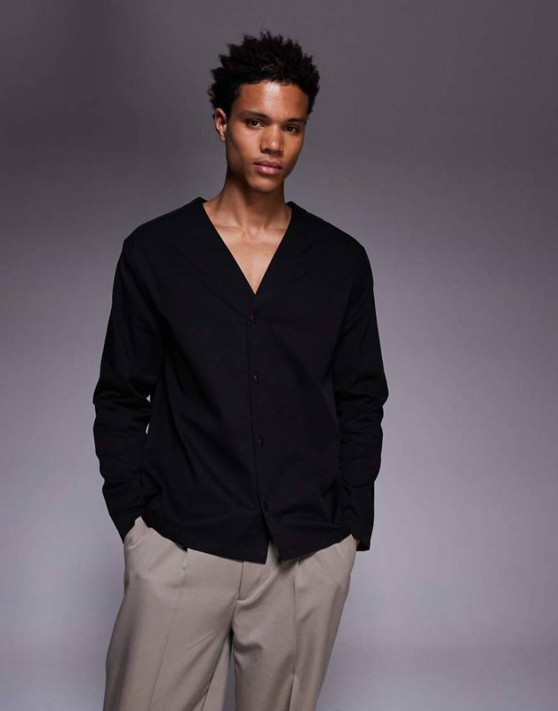 ASOS DESIGN - Legeres, anschmiegsames Shirt in Schwarz mit V-Ausschnitt von ASOS DESIGN