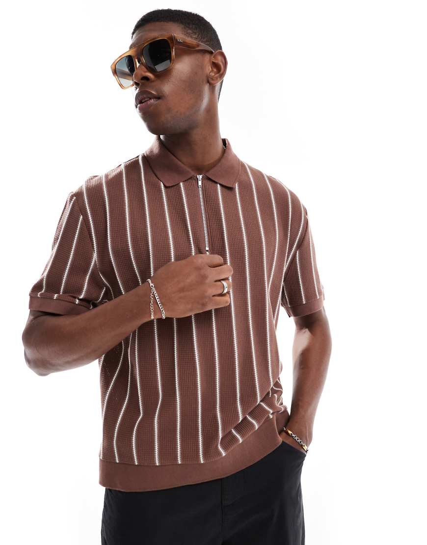 ASOS DESIGN - Legeres, kastiges Poloshirt in Braun mit Streifen in Weiß und kurzem Reißverschluss von ASOS DESIGN